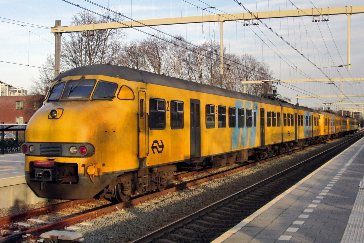NS 965 stands at Wijchen on 22 December 2015.