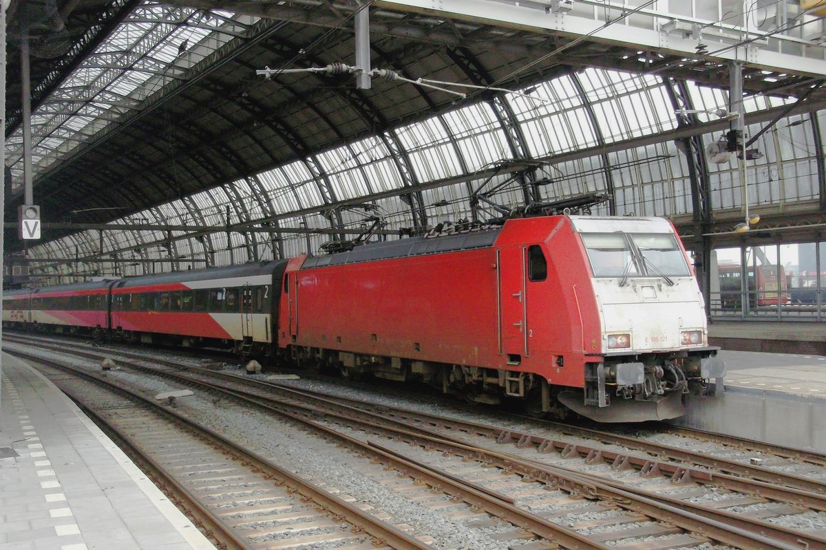 NS FYRA 186 121 ends her journey on 16 October 2013 at Amsterdam Centraal.