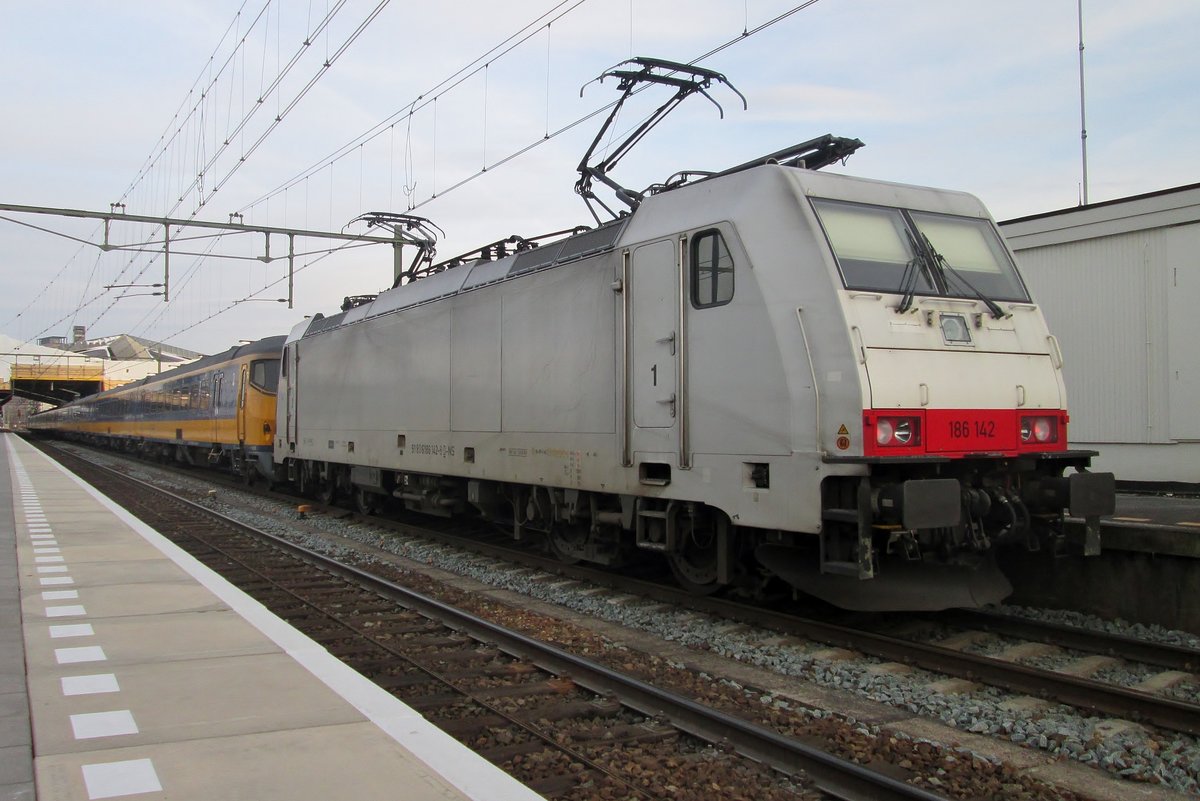 NS has rented a few 186s from Macquarie, like 186 142, here seen at Tilburg, banking an IC to Eindhoven on 18 March 2018.