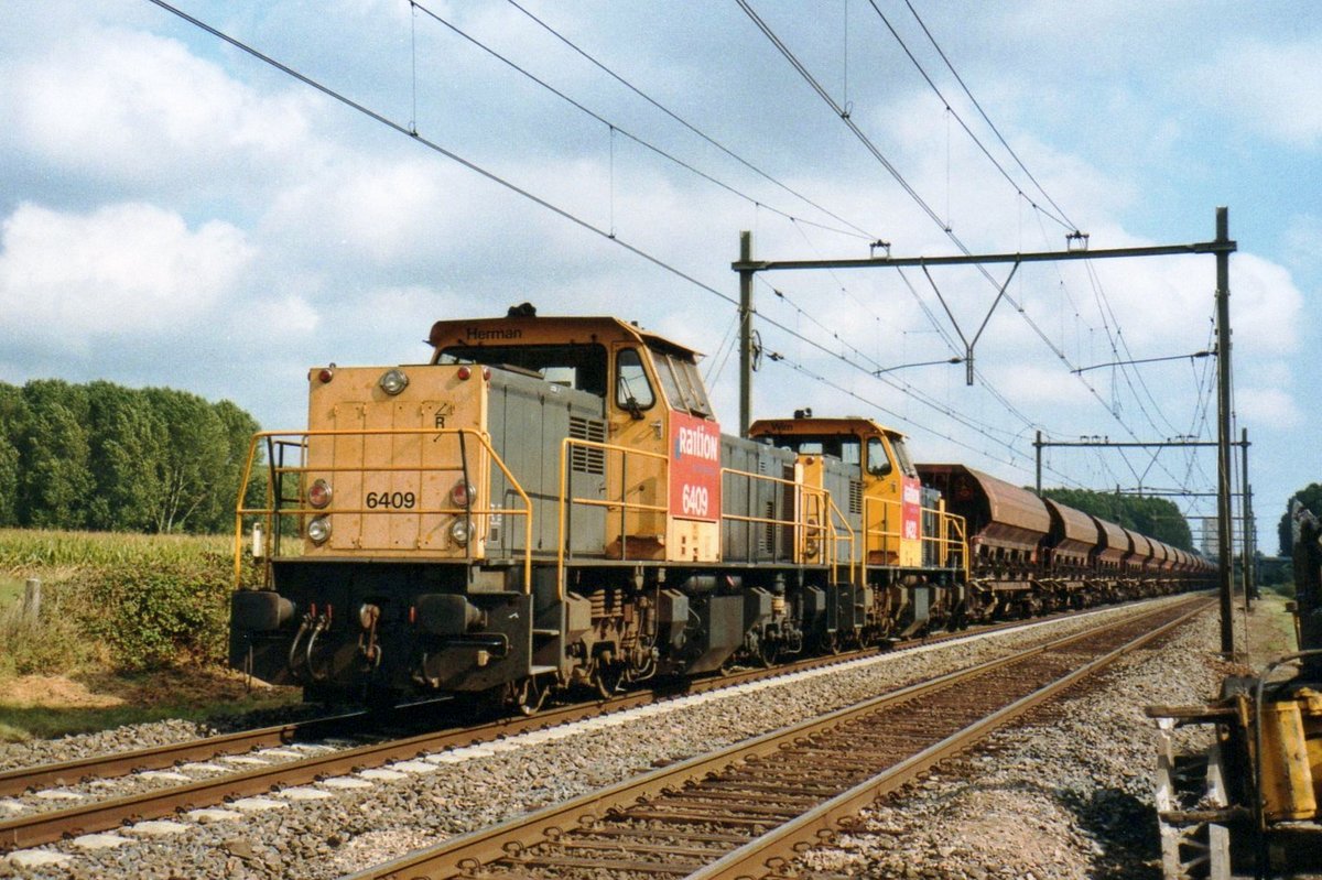 NS RaiLioN 6409 hauls a sand train through Alverna on 24 October 2005.