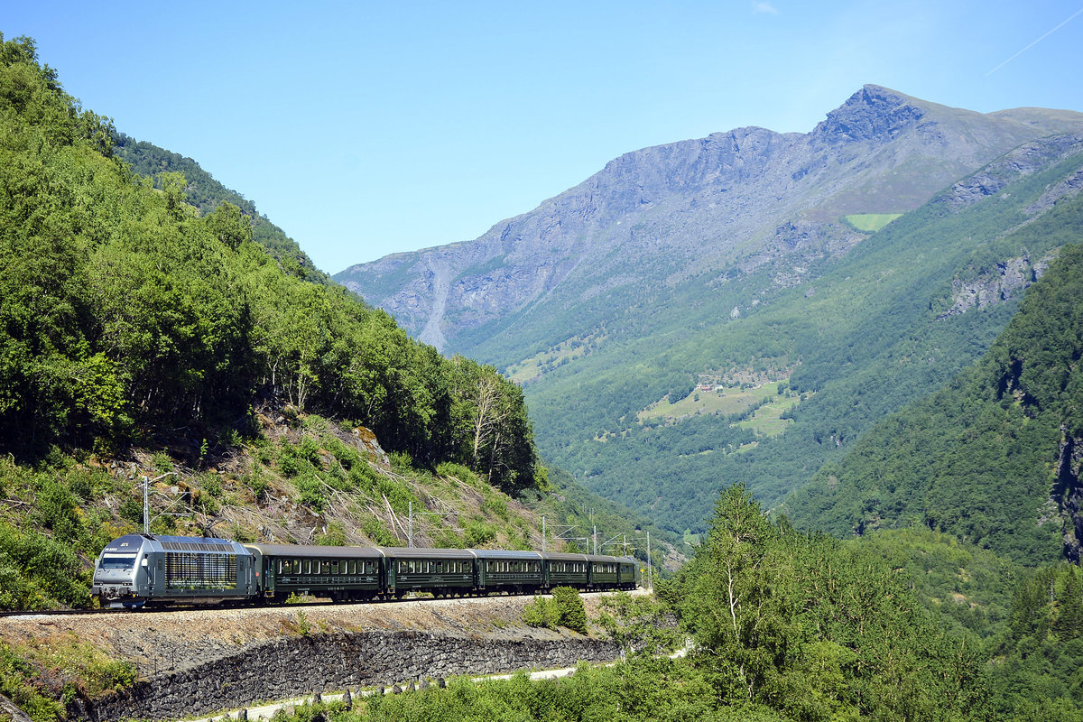 NSB EL 18 2252 climbing the Flåm railway line south of Skokaberget. Date: 13 July 2018.