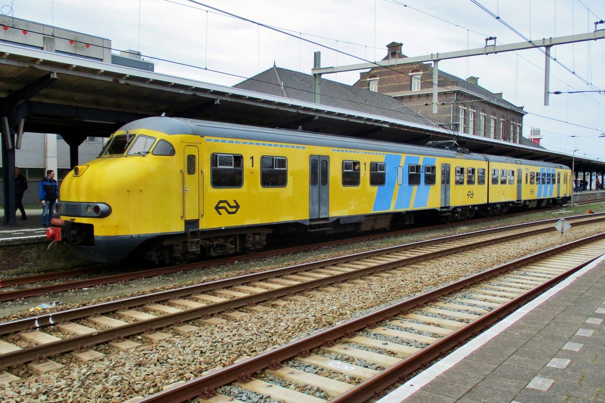 NS(M) 876 stands at Hoek van Holland Haven on 26 March 2017 with the goodbye of the heavy rail operations Hoek van Holland<=>Rotterdam.