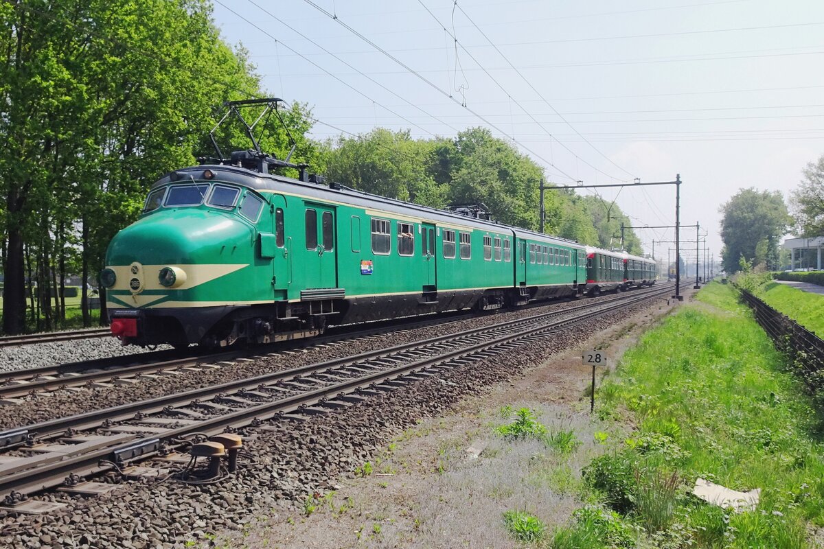 NSM's  386 hauls museum stock whilst passing six photographers at Blerick on 30 May 2021.