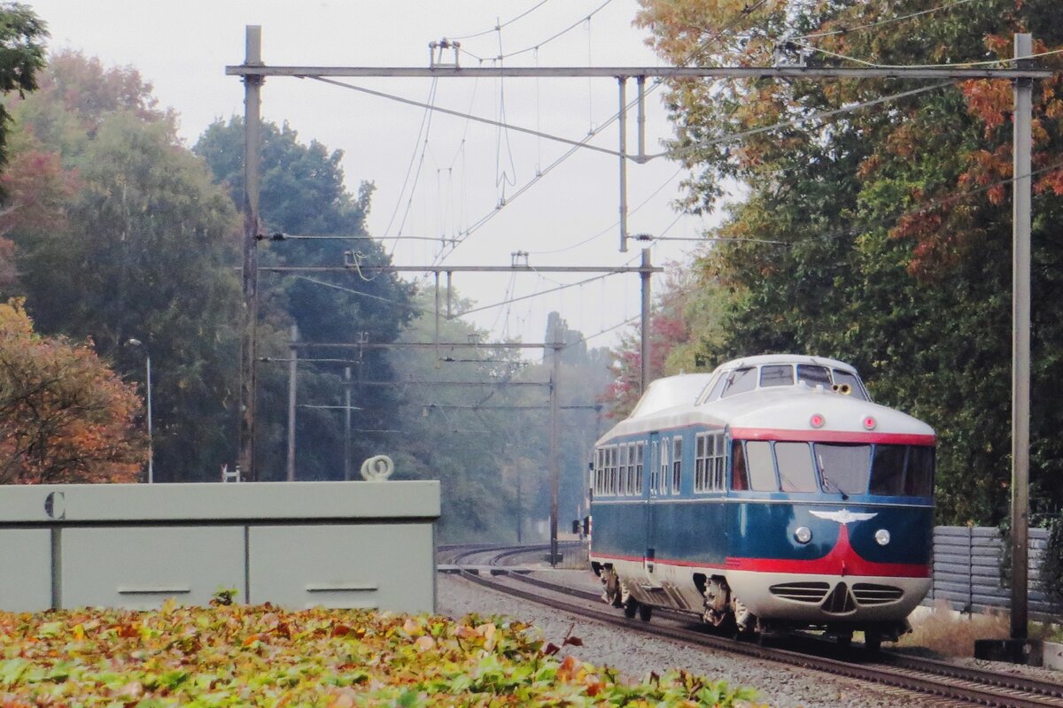NSM's DE20 Kameel (Camel, due to the bulbuous driver's  cabs) passes Wijchen on a drizzly morning of 23 October 2021.