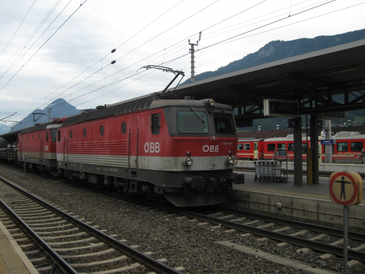 OBB 1144 224 leads a freight through Jernbach, August 2012.