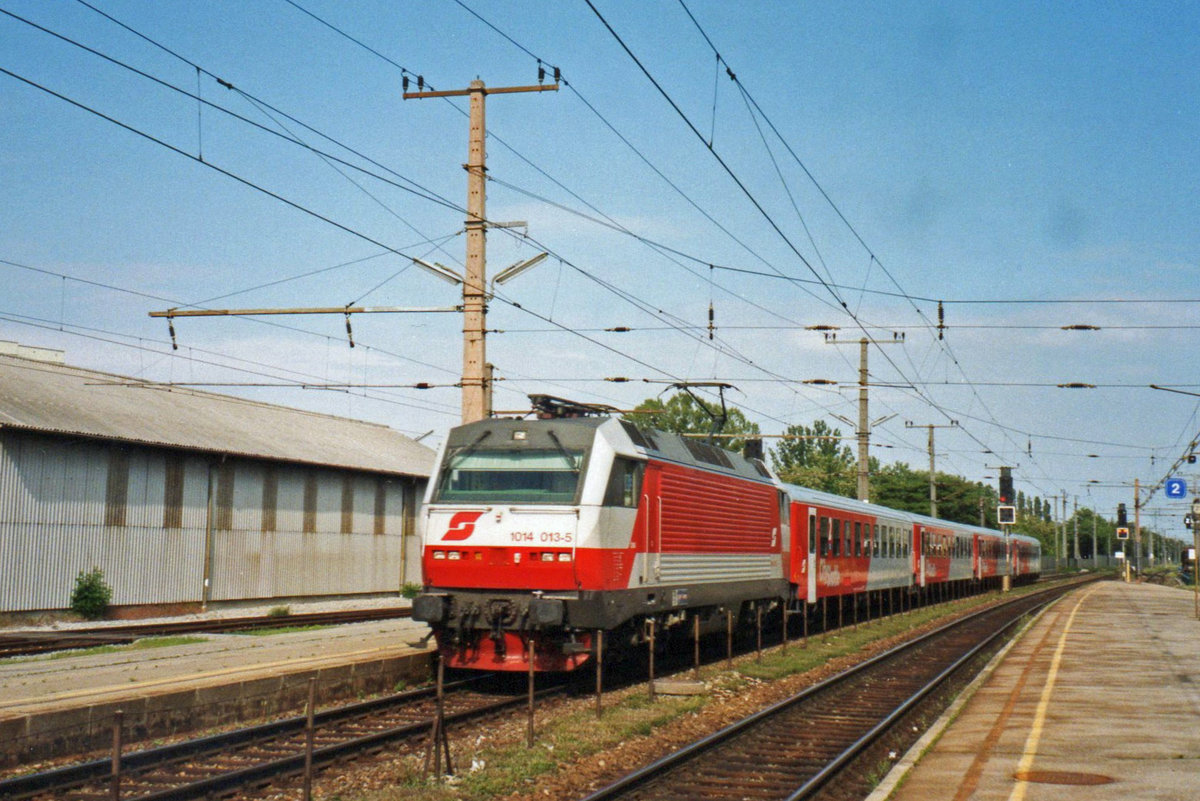 ÖBB 1014 013 calls at Bruck-an-der-Leitha on 18 May 2004.