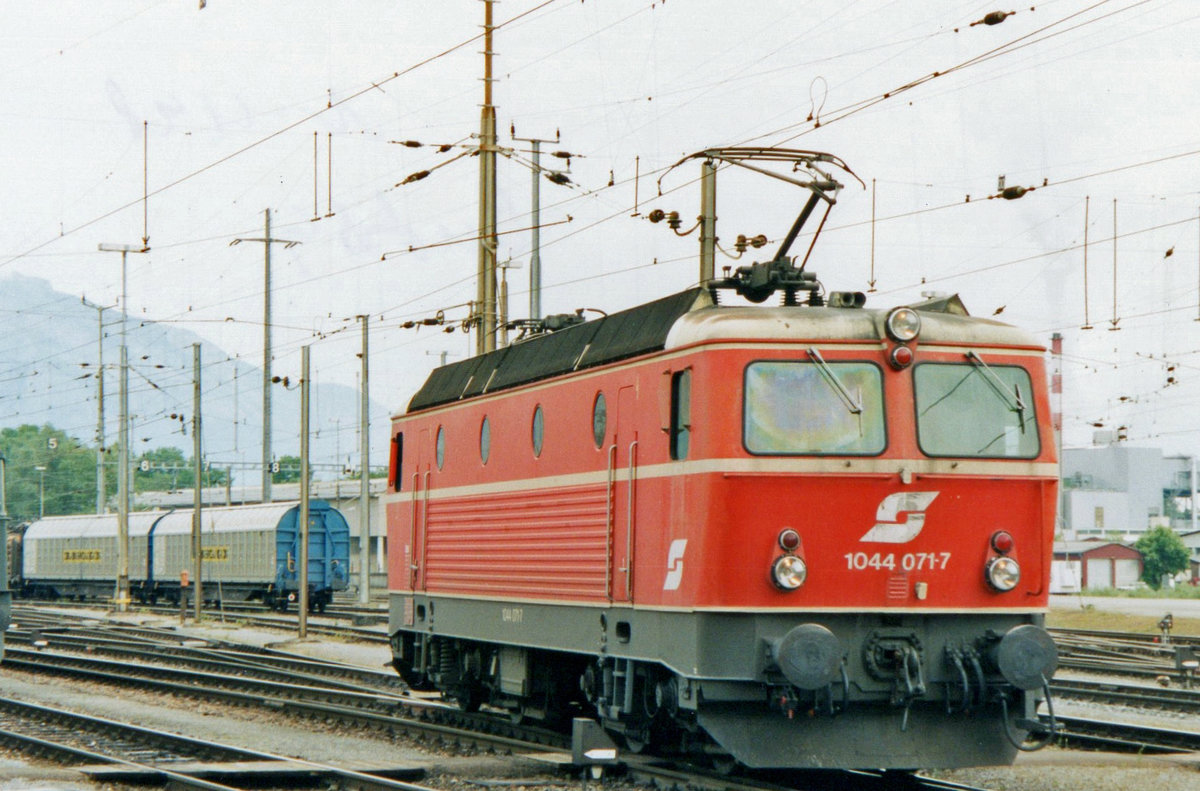 ÖBB 1044 071 just passes a point at Buchs SG on 18 June 2001.