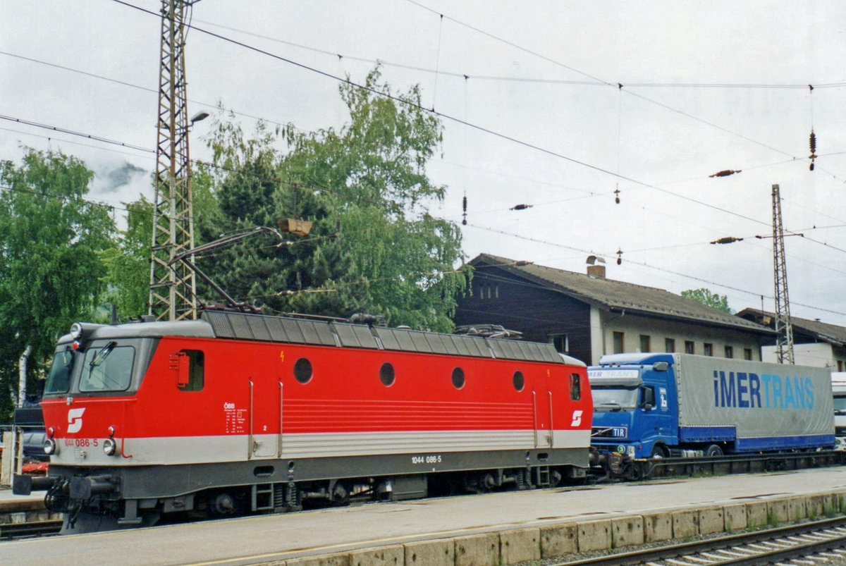 ÖBB 1044 086 banks an intermodal service out of Schwarzach St.-Veit on 29 May 2004.