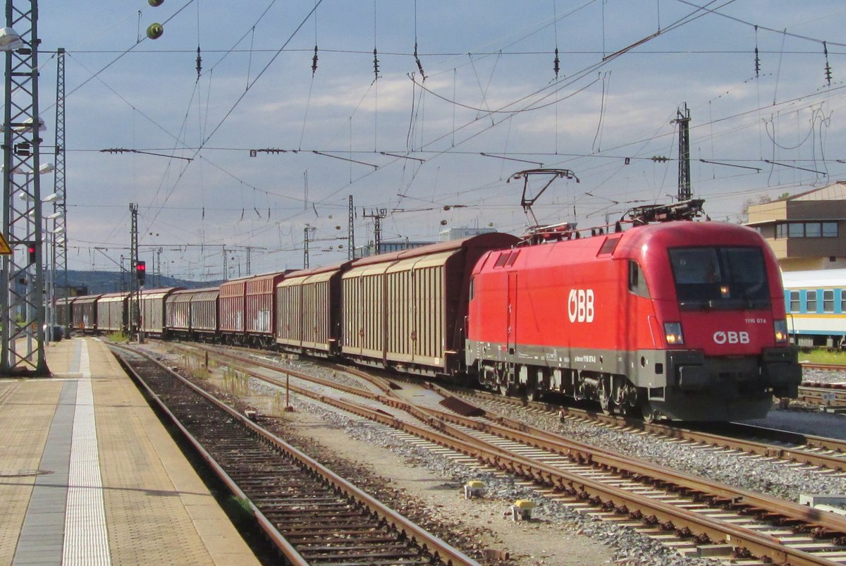 ÖBB 1116 074 hauls a freight train through Regensburg Hbf on 17 September 2015.