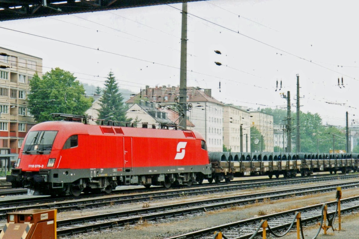 ÖBB 1116 079 hauls a freight through Salzburg Hbf on 31 May 2004.