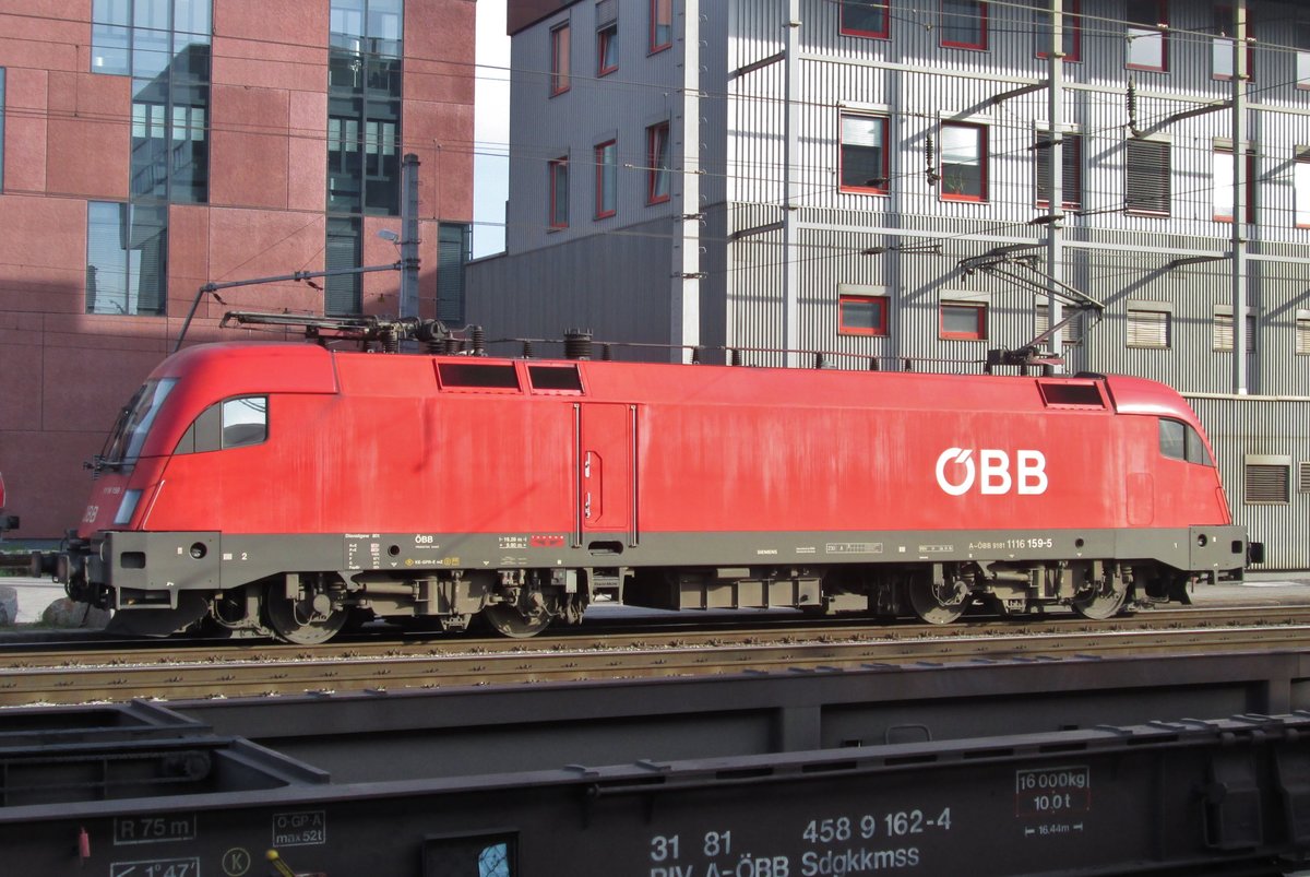 ÖBB 1116 159 runs lightinto the works at Linz Hbf on 15 September 2015