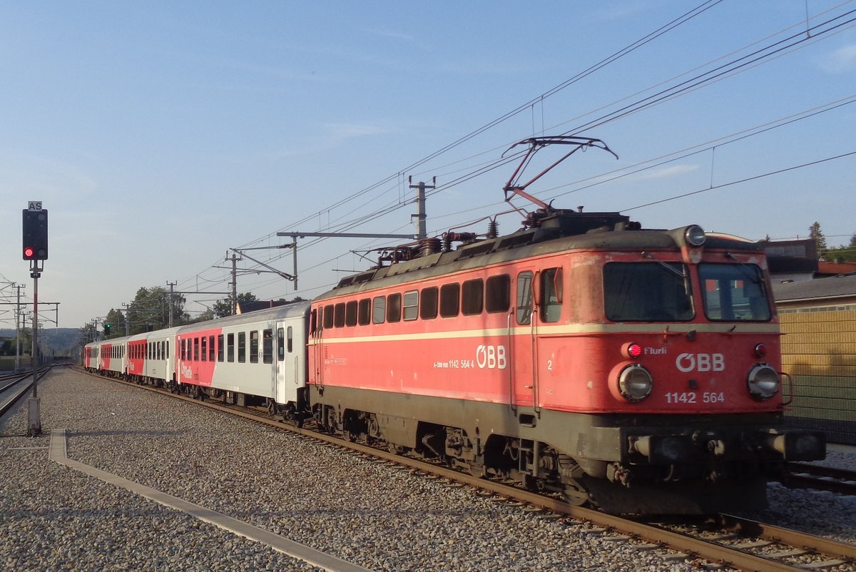 ÖBB 1142 654 pushes an RB to Passau out of Schärnding on 6 September 2018.