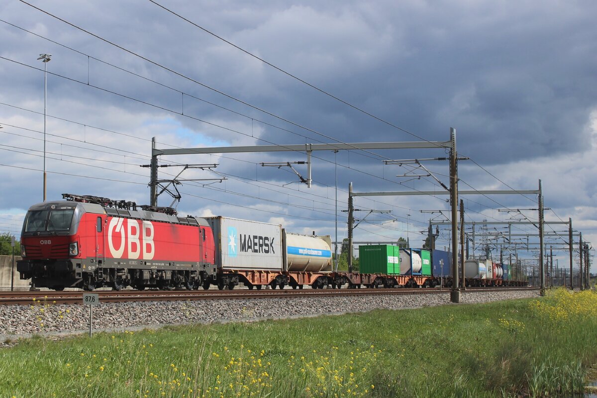 ÖBB 1293 192 hauls an intermodal shuttle train from Linz through Valburg on 18 April 2024. 