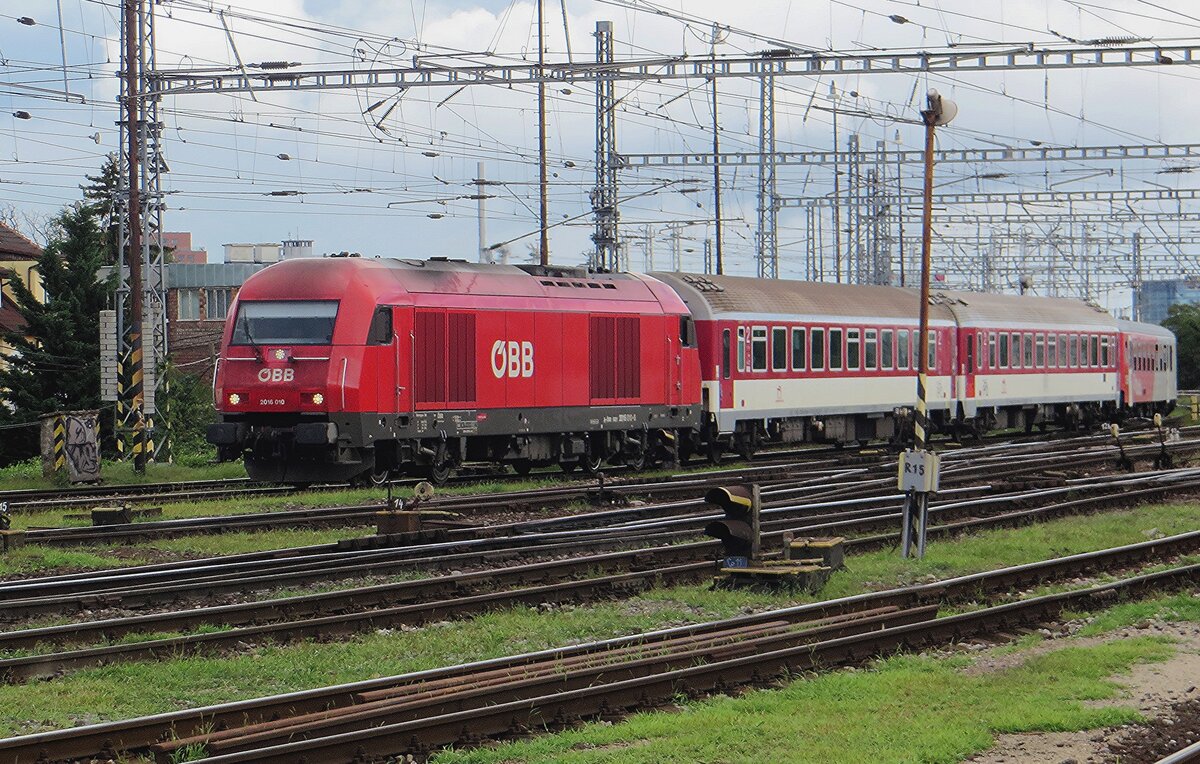 ÖBB 2016 010 enters Bratislava hl.st. with a regional train from Komarno.