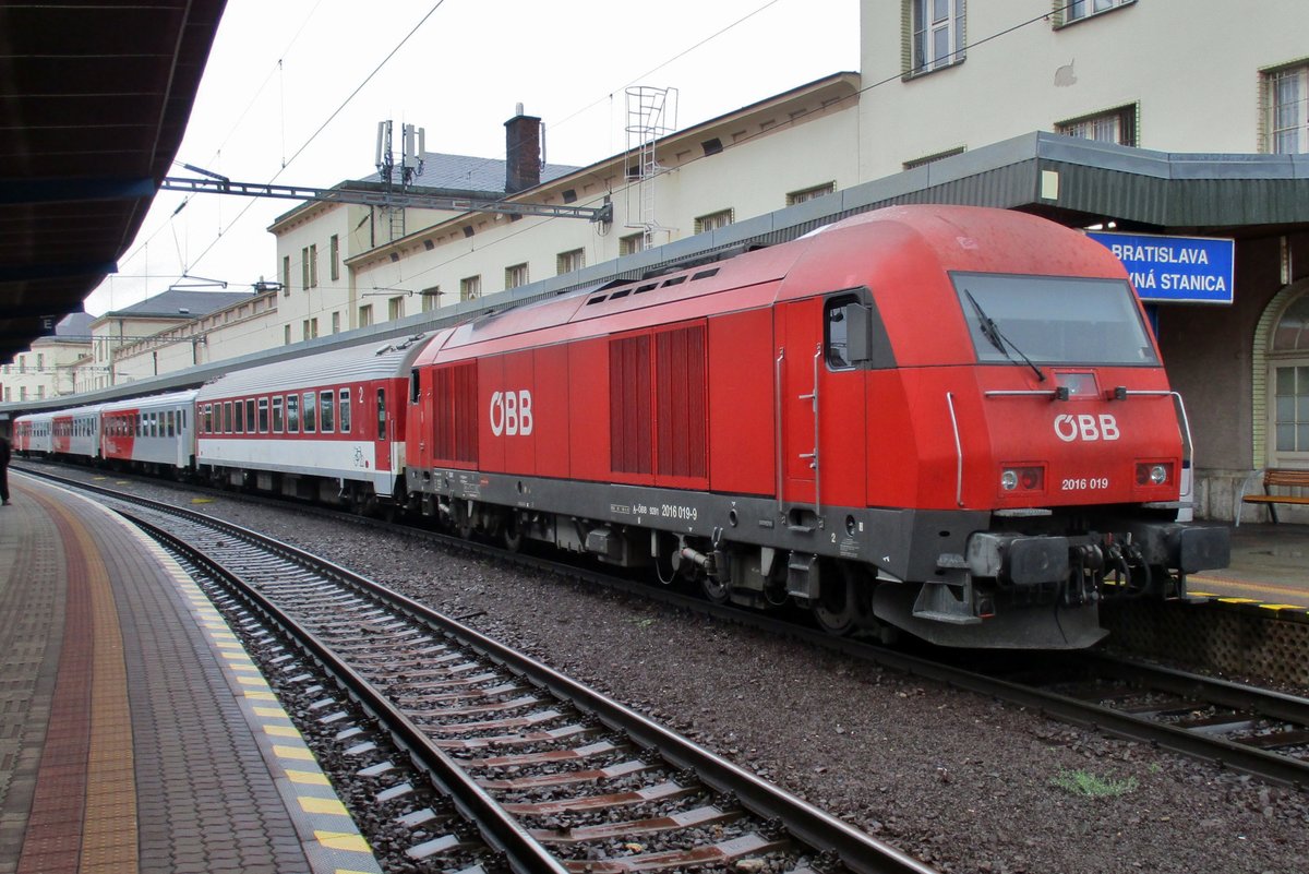 ÖBB 2016 019 stands with a Wien-bound regional train in Bratislava hl.st. on 19 September 2017.