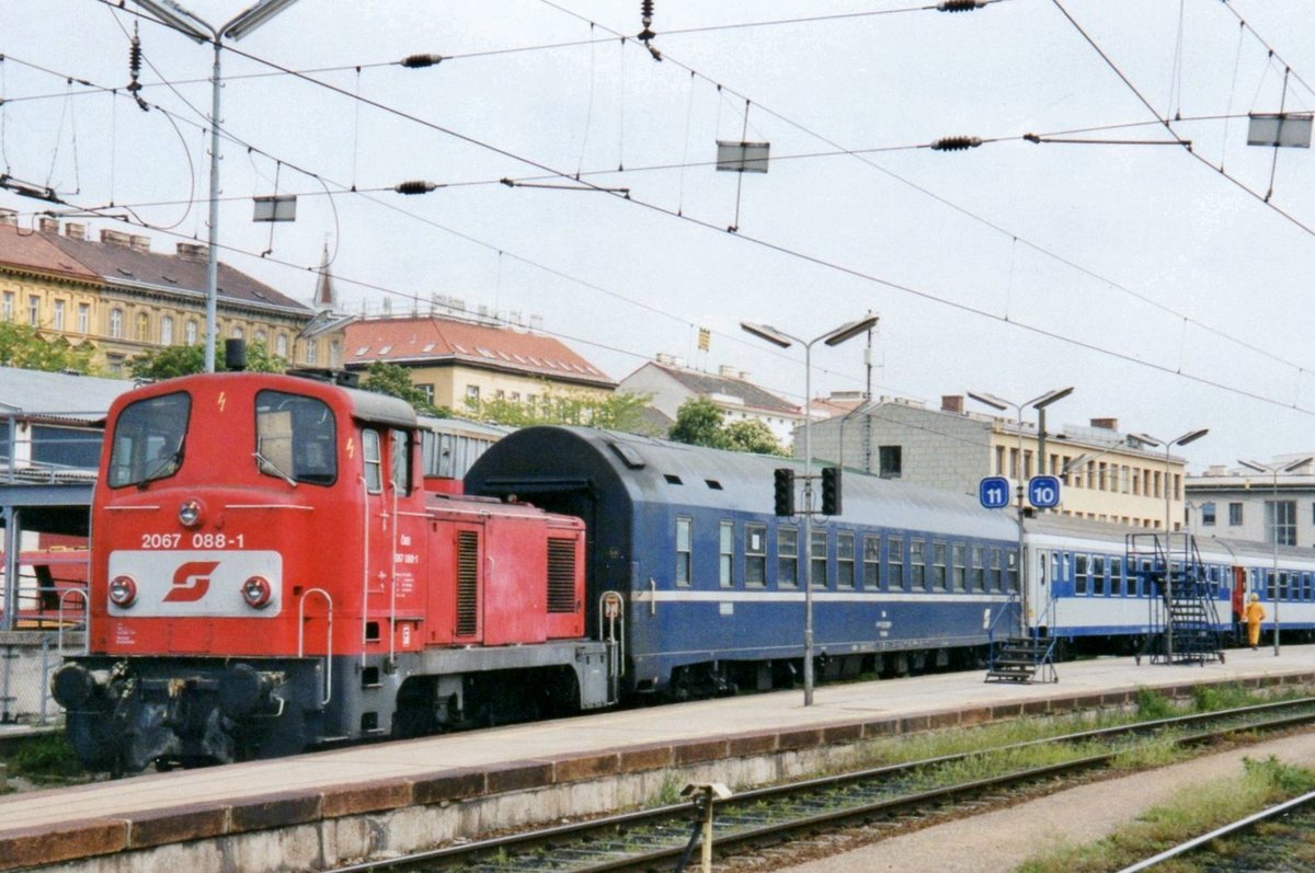 ÖBB 2067 088 shunts at Wien West on 1 June 2003.