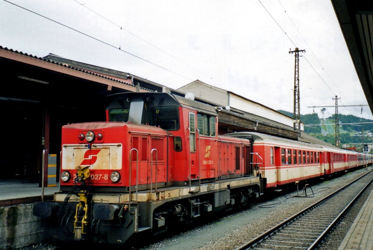 ÖBB 2068 027 shunts Schlieren coaches at Innsbruck on 28 May 2004.