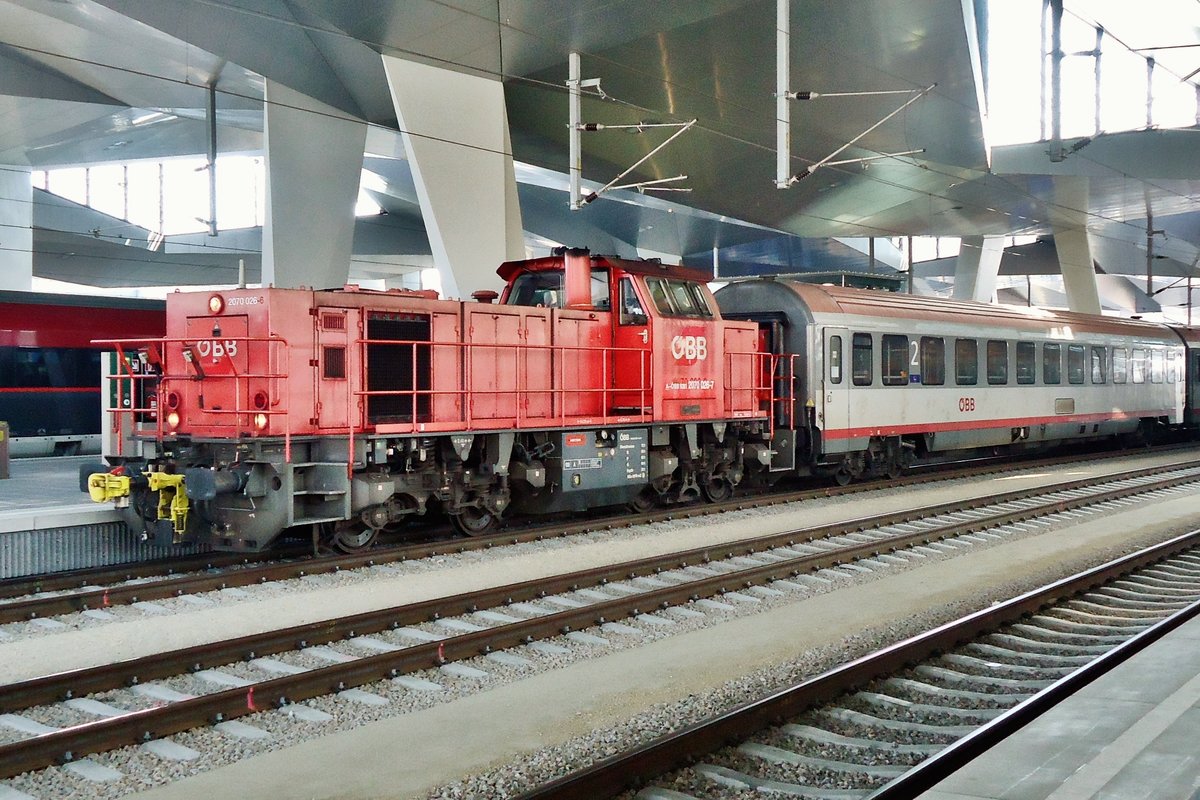 ÖBB 2070 026 shunts at the photographically tricky station of Wien hbf on 2 June 2015. 