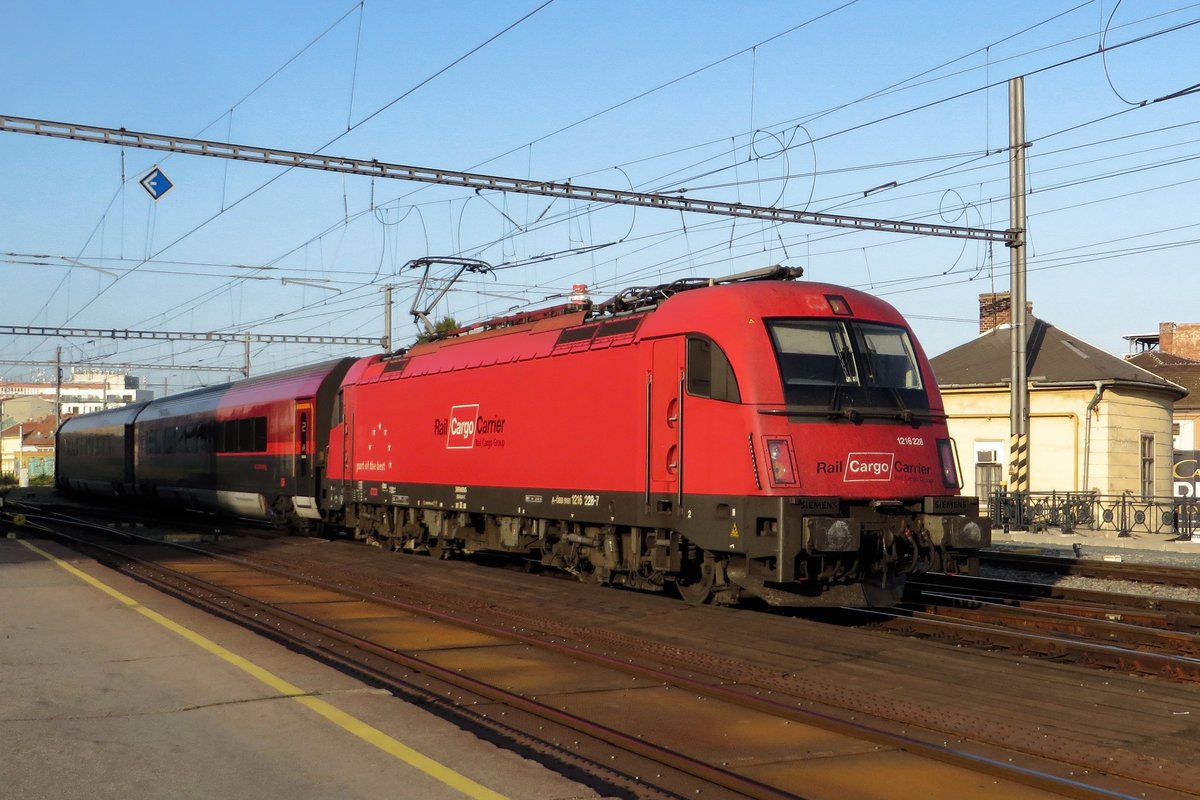 ÖBB/RCA 1216 228 is normally deployed to freight services, but hauls a RailJet to Graz in to Brno hl.n. on 21 September 2020.