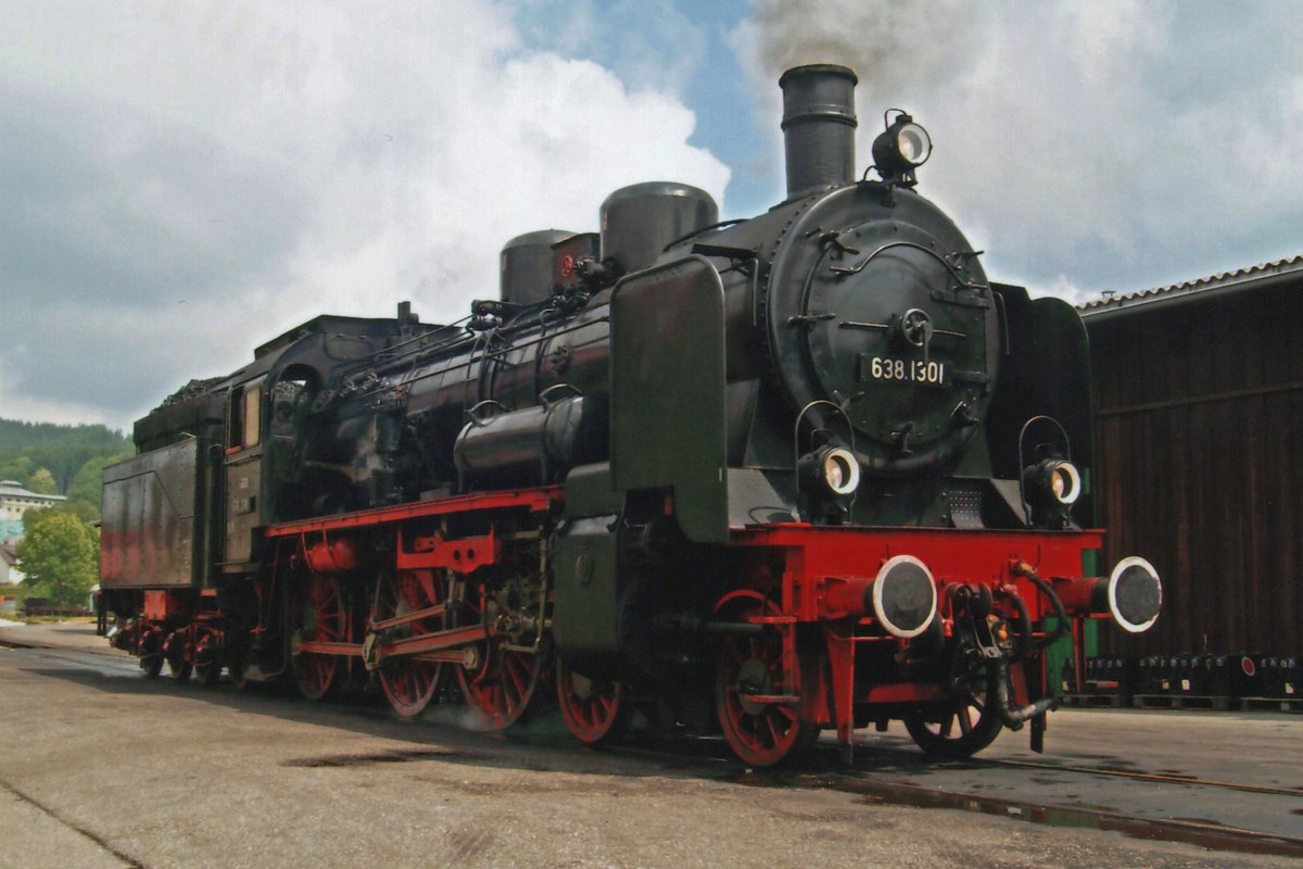 ÖGEG 638.1301 (the Austrian version of KPEV P-8) stands in the Lokpark Ampflwang on 31 May 2009.