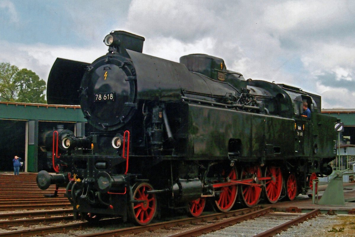 ÖGEG 78.618 gets off the turn table at the Lokpark Ampflwang on 31 May 2009.