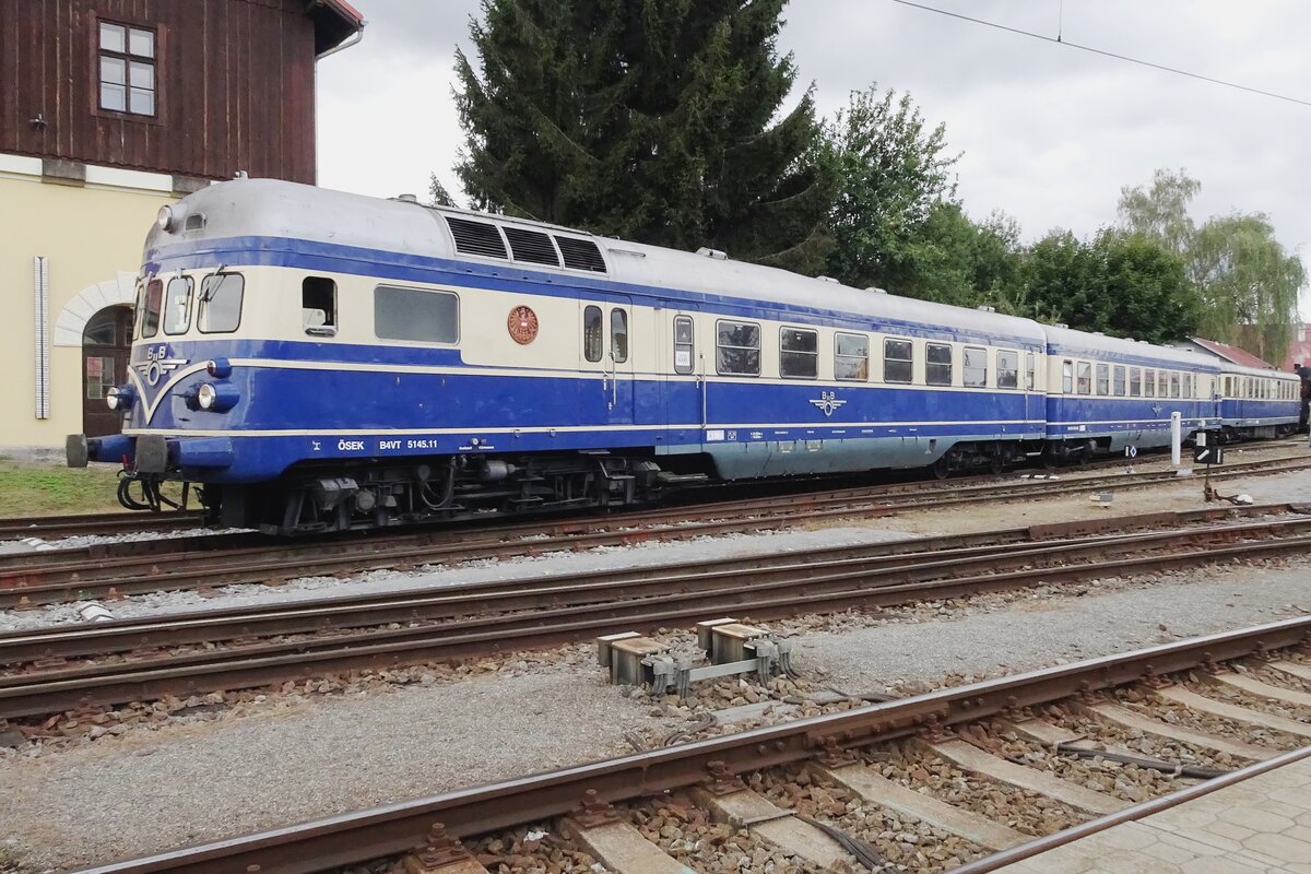 ÖGEG's 5145.11 stands in Benesov u Prahy on 11 September 2022 and is one of 17 guests, this DMU originating at the Heizhaus Strasshof.