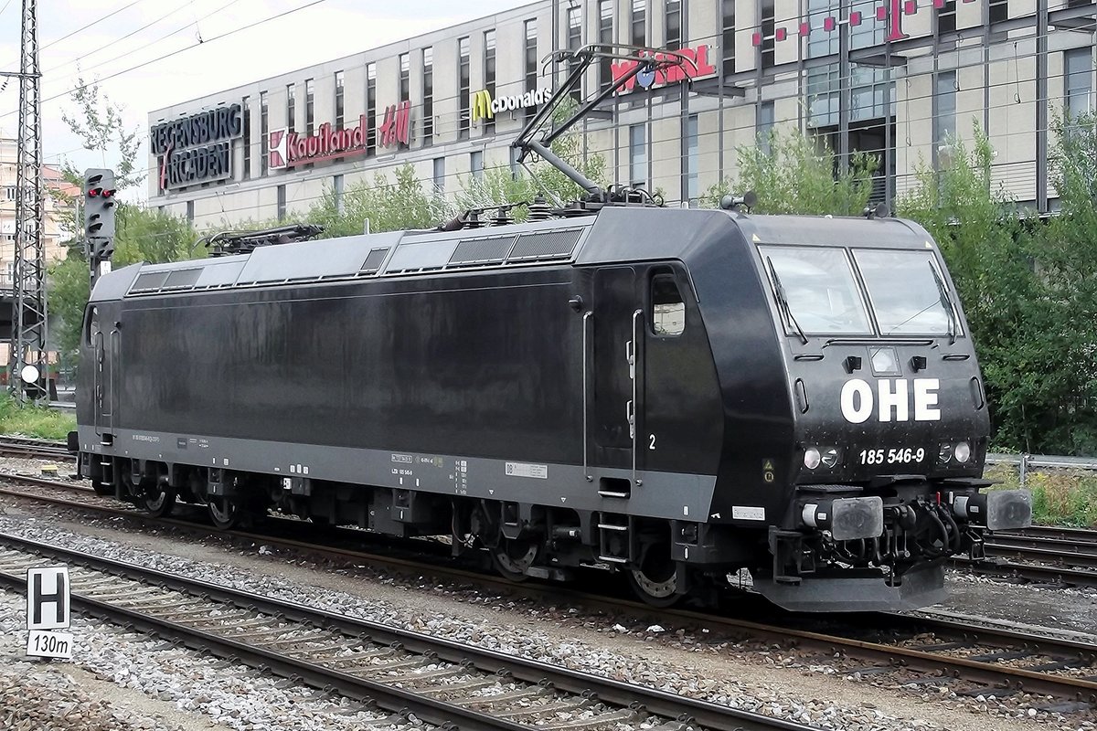 OHE 185 546 runs light through Regensburg Hbf on 17 September 2015.