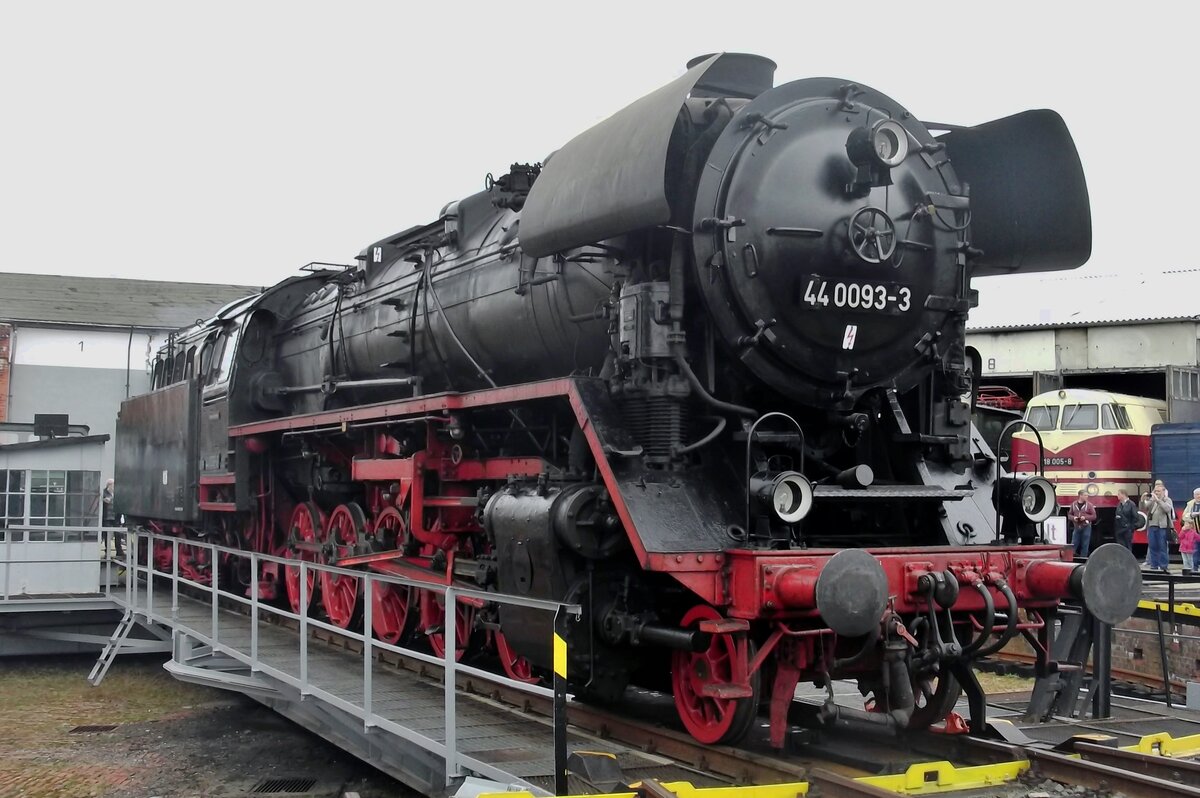 Oil-fired 44 0093 (recognisable by the closed top of the tender) stands on the turn table at the Bw Arnstadt on 19 September 2015.