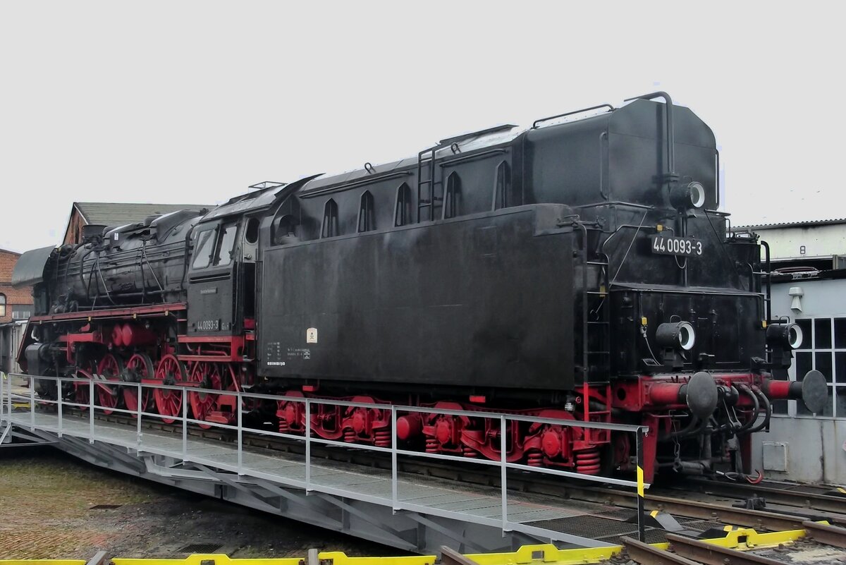 Oil-fired 44 0093 (recognisable by the closed top of the tender) stands on the turn table at the Bw Arnstadt on 19 September 2015.