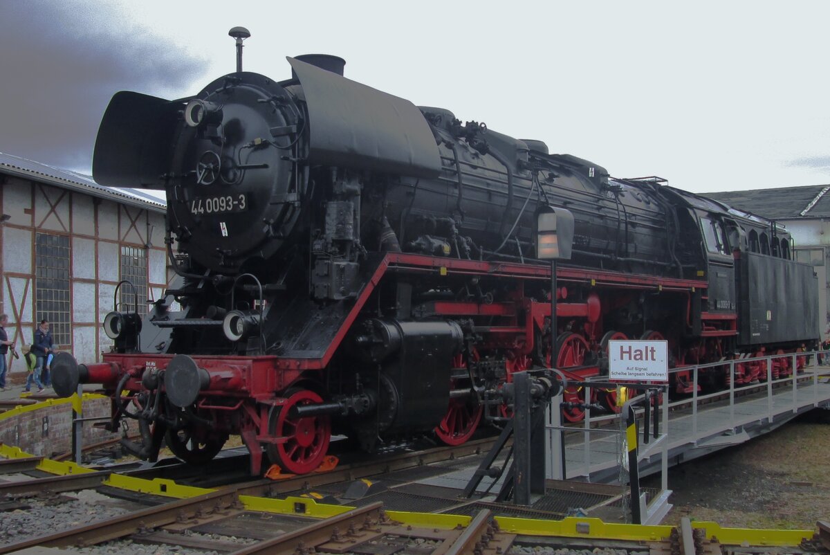 Oil-fired 44 0093 (recognisable by the closed top of the tender) stands on the turn table at the Bw Arnstadt on 19 September 2015.