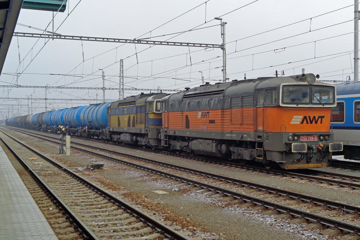 Oil train with AWT 753 709 starts up at Breclav ona misty 31 December 2016.
