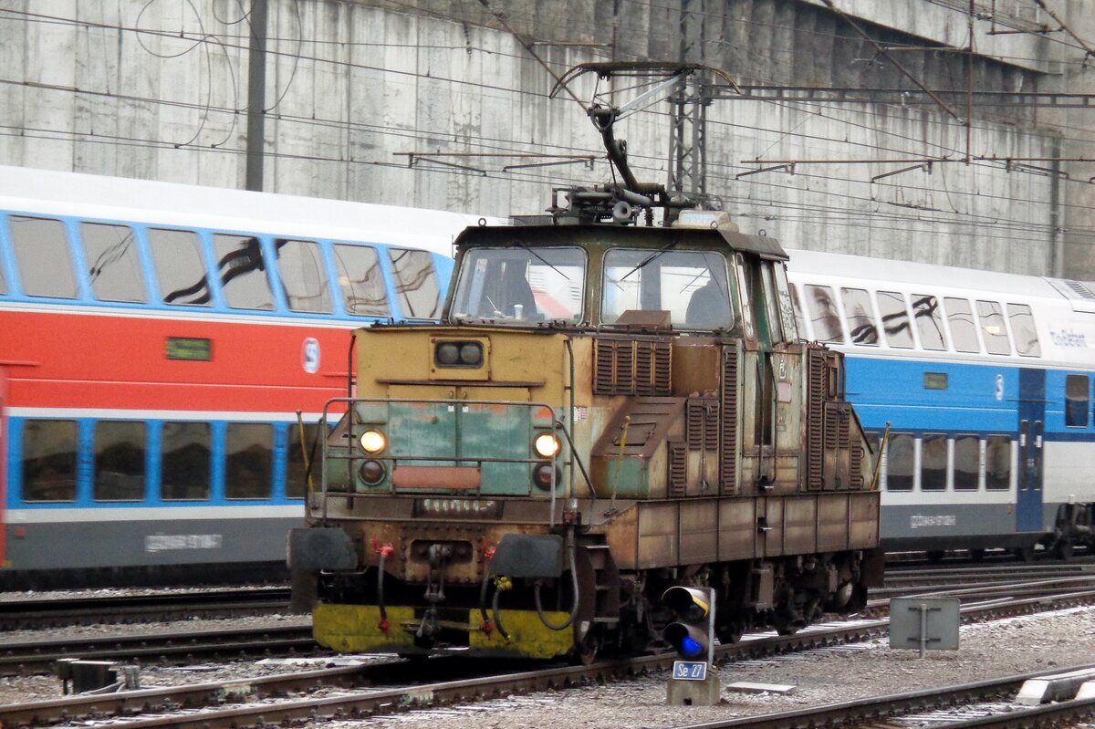 Old and New; Shabby and Shining pt.1 CD 111 011 in shabby colours at Praha hl.n. on 2 January 2017.