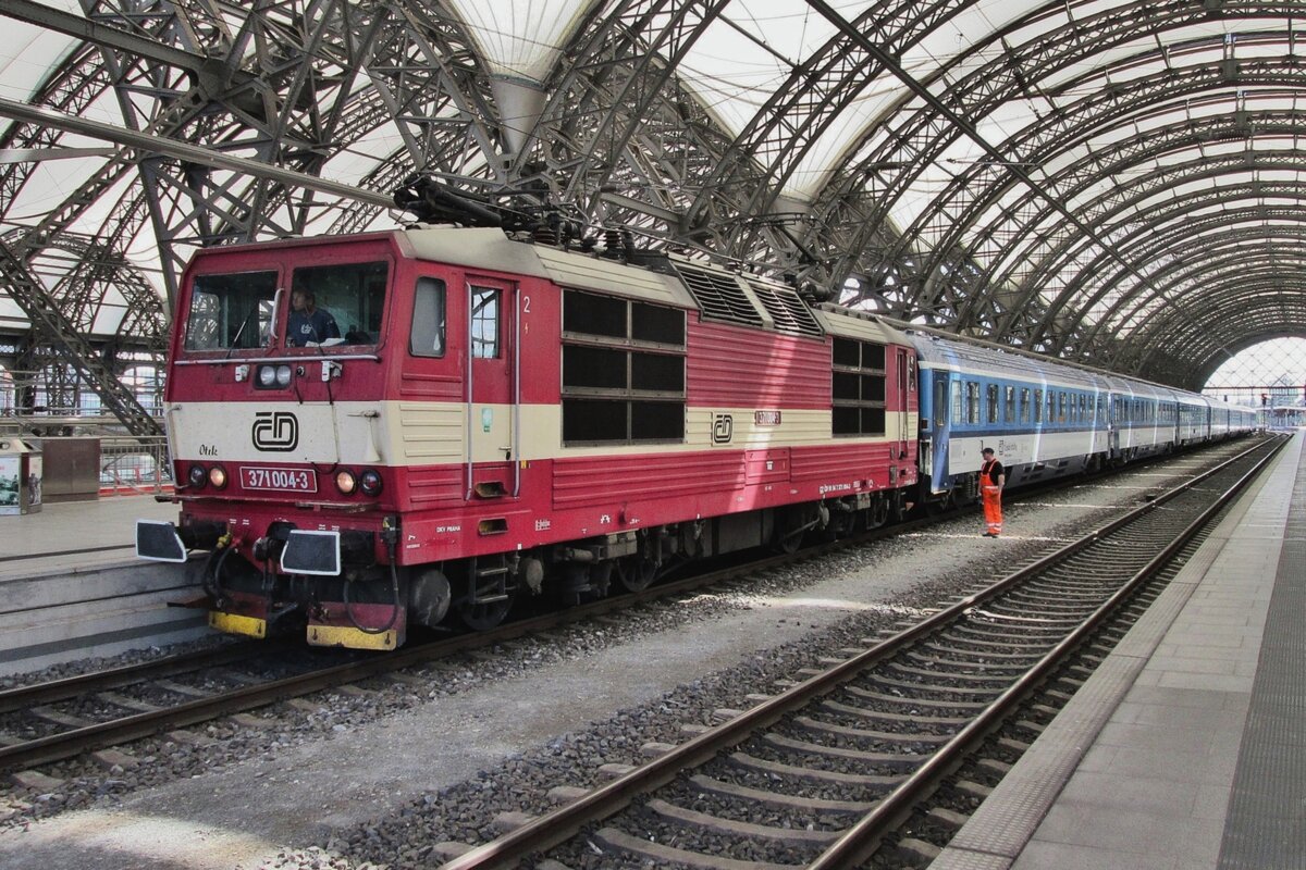 Old colours and service: 371 004 stands in Dresden Hbf on 10 May 2016 after having brought in an EC from Praha.