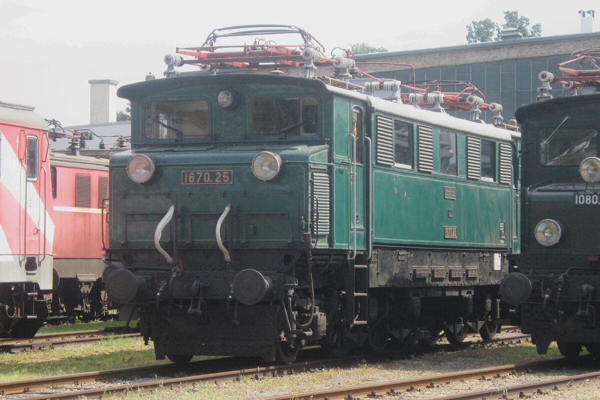 Old electric 1670.25 stands on 28 May 2012 in the Heizhaus Strasshof.