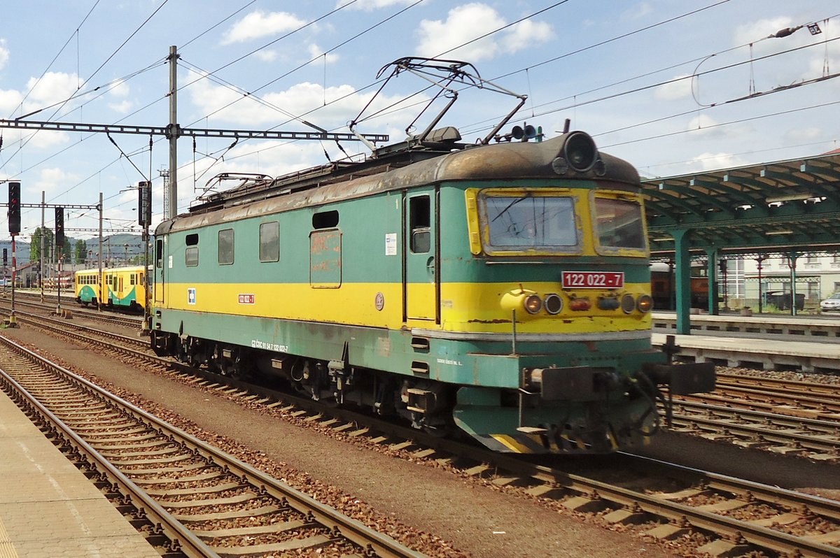 Old liveried 122 022 runs light through Decin hl.n. on 22 May 2015.