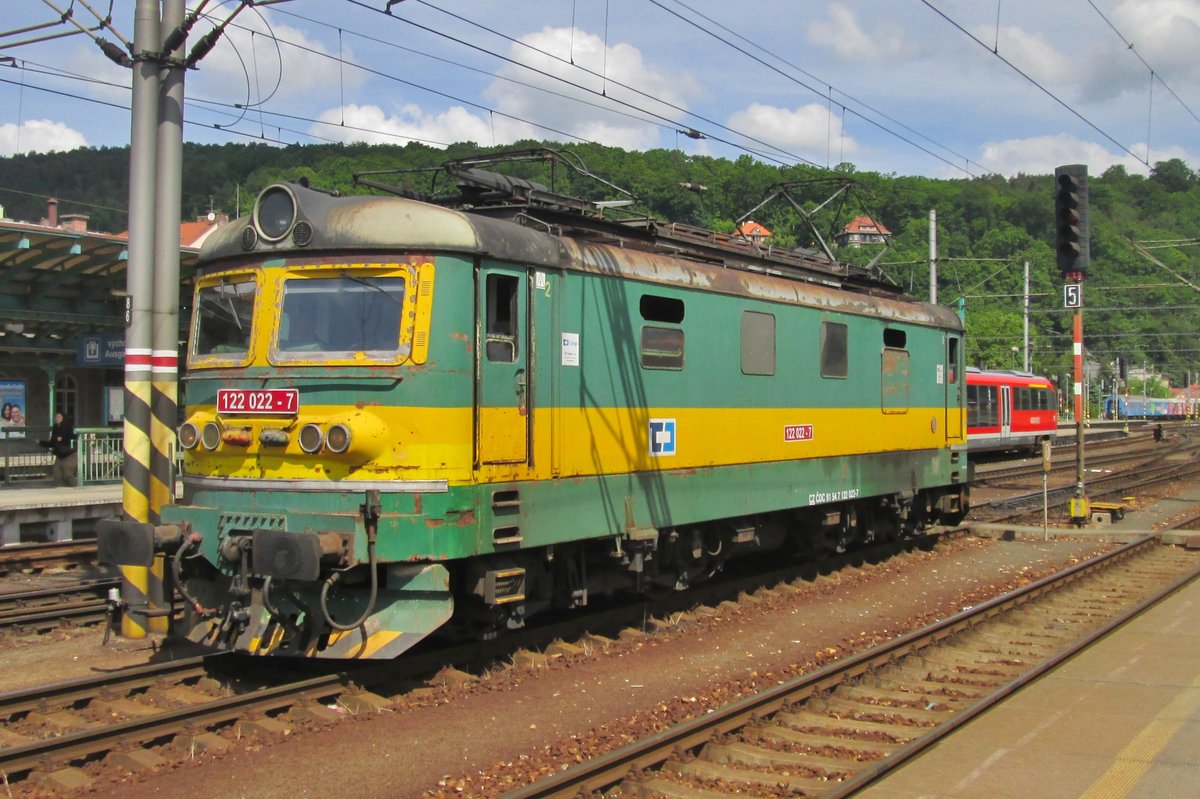 Old liveried 122 022 runs light through Decin hl.n. on 22 May 2015.