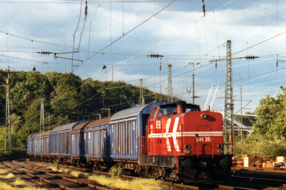 Old school! HGK DH36 (KDH-1200 type) hauls NS Cargo wagons through Köln West on 10 June 2002. The DH36 is now part of the Strukton fleet and the blue of NS cargo has long since disappeared.