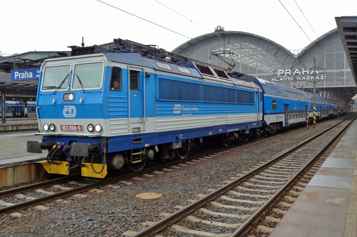 Old stock in the newest colours: CD 163 068 with old Görlitzer double deck coaches at Praha hl.n. on the second day of 2017 -and all that in the latest colours of the Najbrt-II scheme.