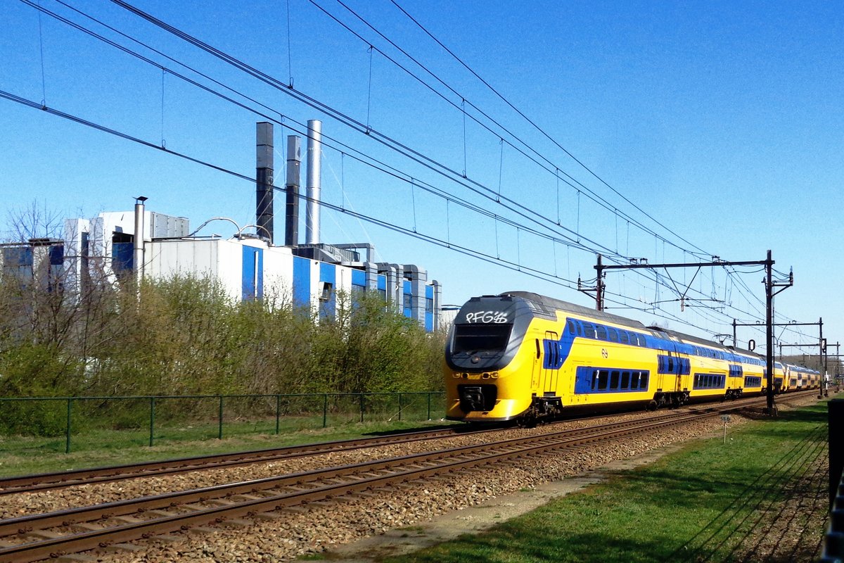 On 1 April 2019 NS 9548 passes a factory at Alverna with a Roosendaal-bound IC service.