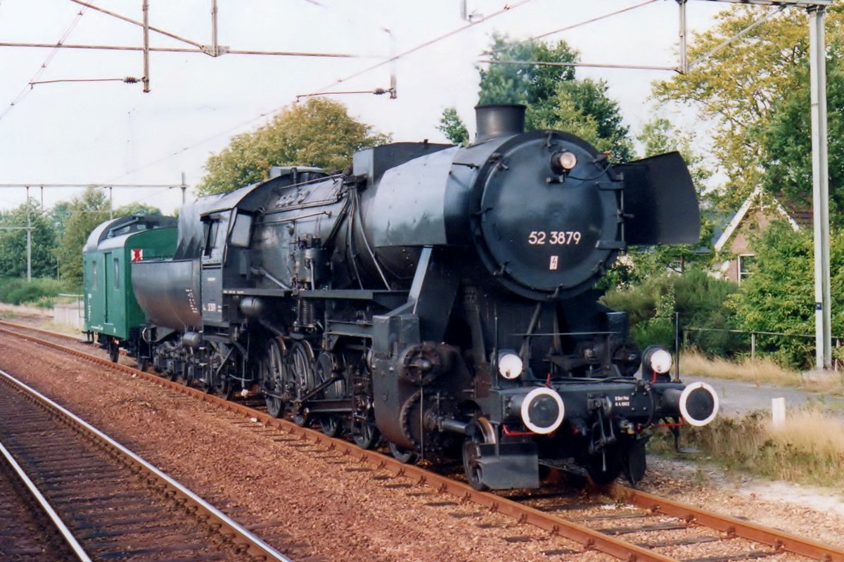 On 1 August 1994 then SSN 52 3879 (a former BBÖ ex-DRG Kriegslok) parades at Assen with a cabooter. After the Third Reich (DRG; 1943-1945), Austrian Railways (BBÖ; 1945-1989) and Stoom Stichting Rotterdam in the Netherlands (SSN; 1989-2003), the Veluwsche Stoomtrein Maatschappij (VSM; 2003-) is the fourth owner of this 1E steamer. 