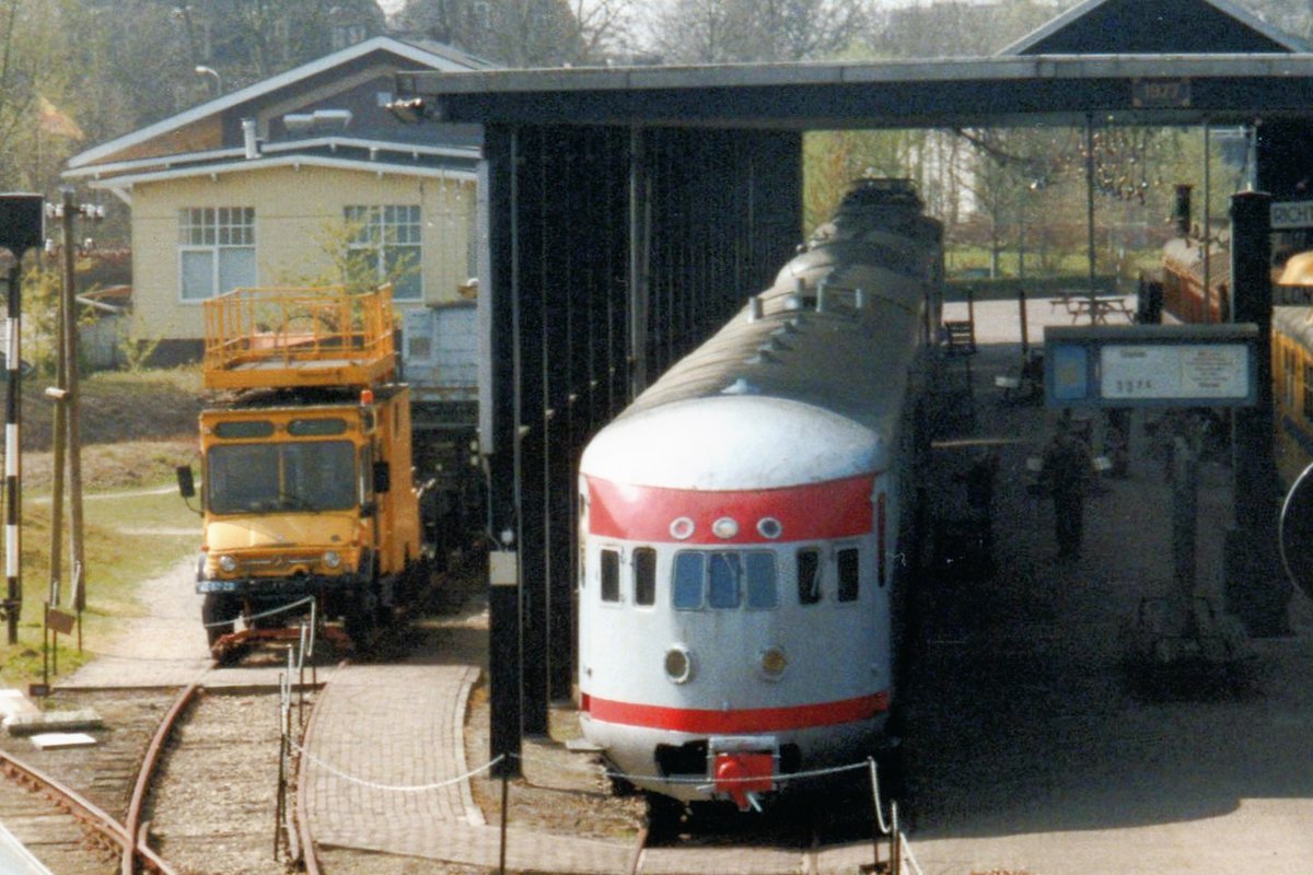 On 1 August 1995 NS DMU 27 was seen at the Dutch Railway Museum in Utrecht.