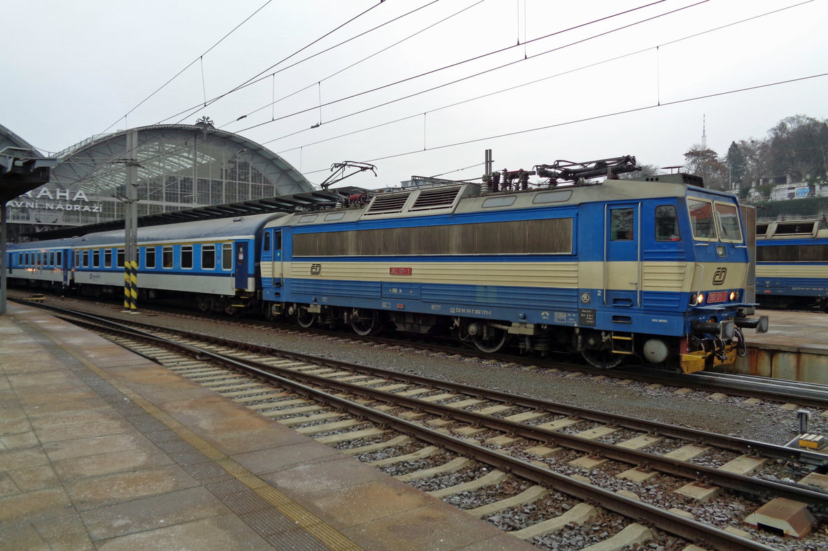 On 1 January 2017 CD 362 171 departs from Praha hl.n. with a regional service to Nymburk and Kolín.