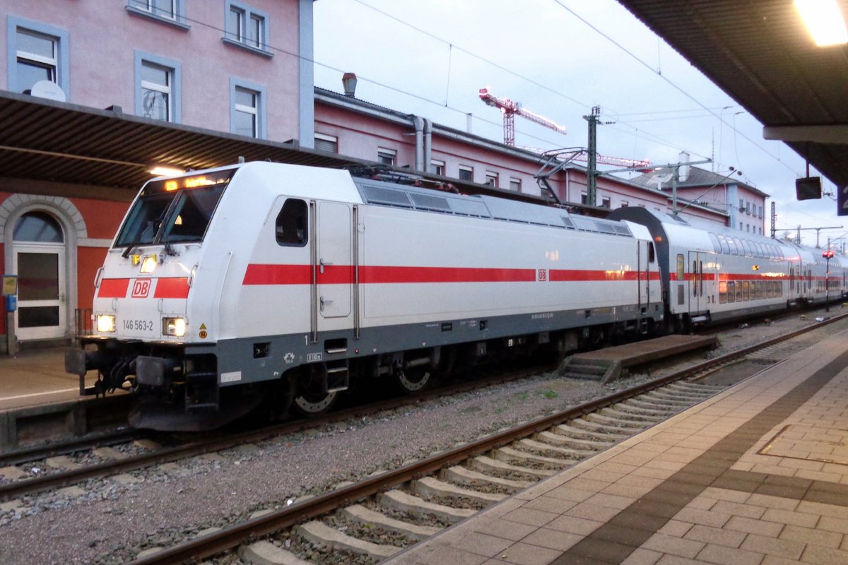 On 1 January 2019 DB 146 563 calls at Singen (Hohentwiel).