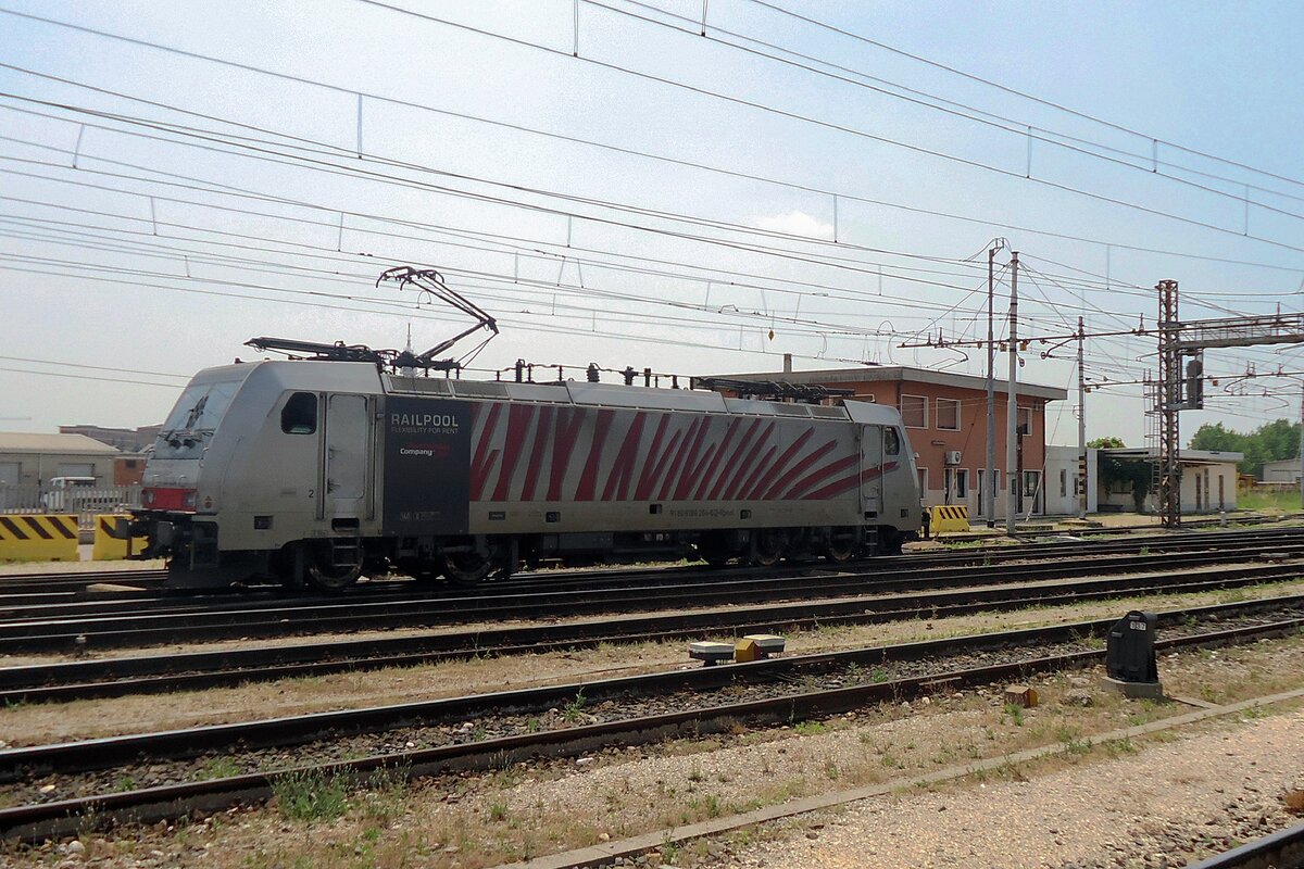 On 1 July 2013 Lokomotion 186 284 runs round at Verona Porta Nueva.