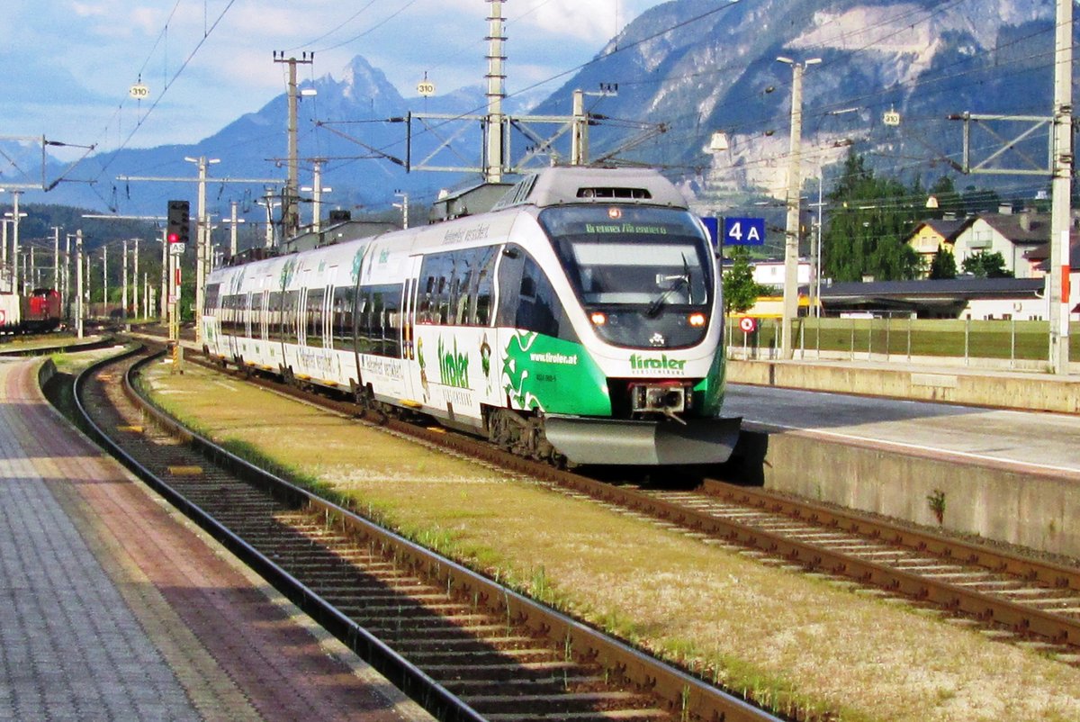 On 1 July 2013, ÖBB 4024 088 calls at WÖrgl.