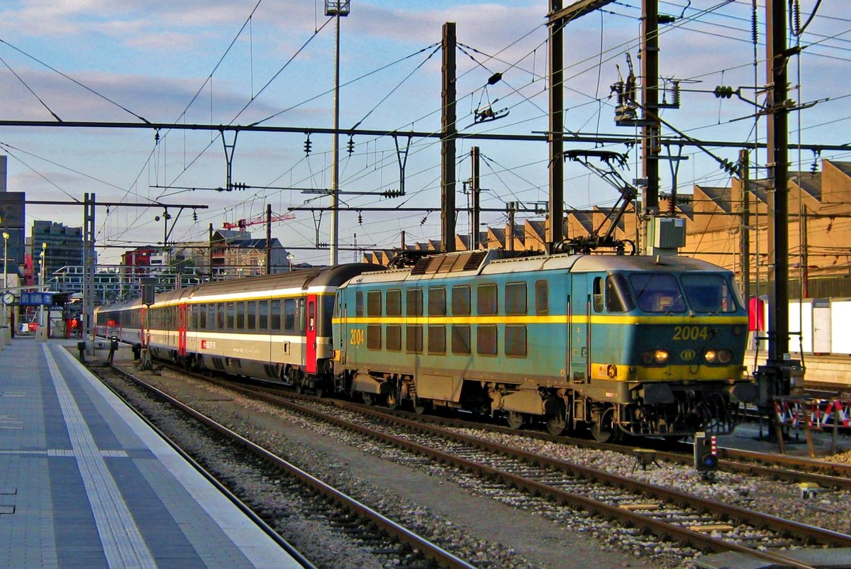 On 1 June 2009, NMBS 2004 hauls an EuroCity to Bruxelles-Midi out of Luxembourg.