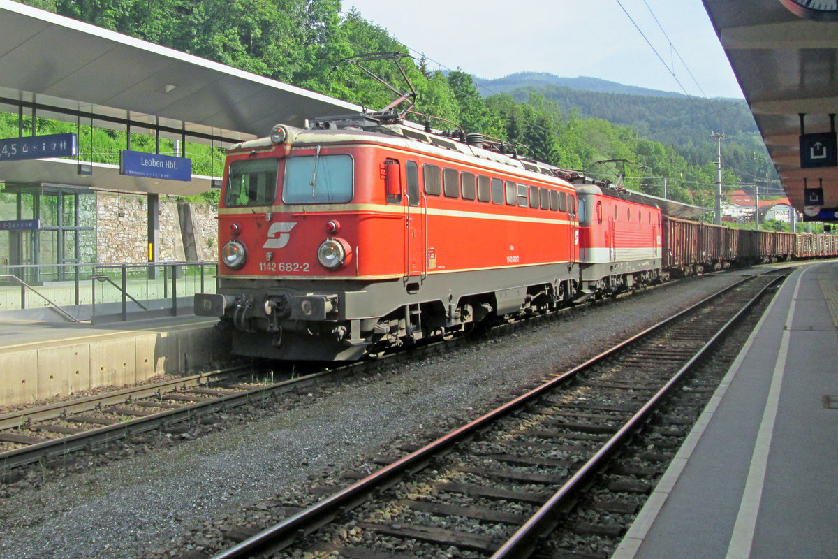 On 1 June 2016 ÖBB 1142 682 hauls a freight through Leoben hbf.
