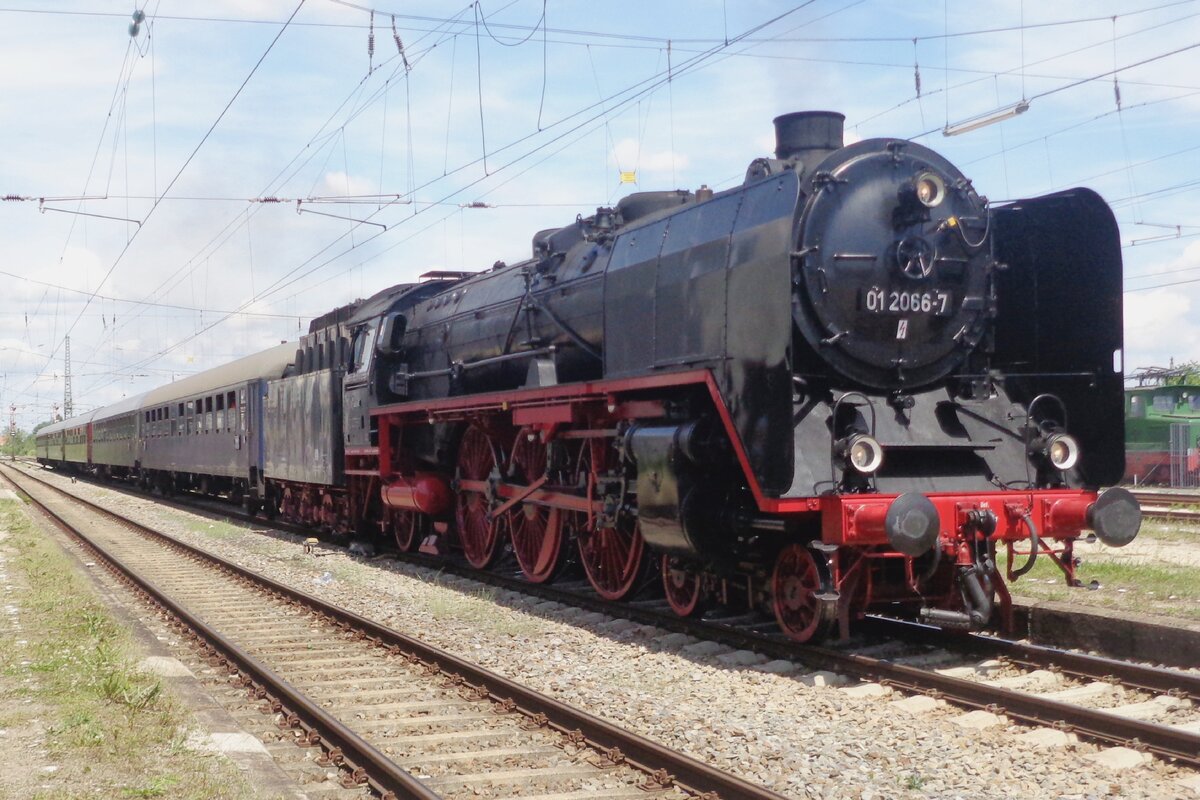 On 1 June 2019 steam shuttle to Donauwörth is headed by 01 2066 and stands at Nördlingen.