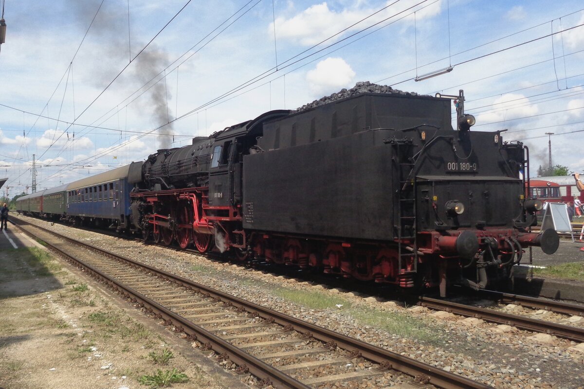 On 1 June 2019, tender in front, 001 180 enters Nördlingen with a steam shuttle from Gunzenhausen.