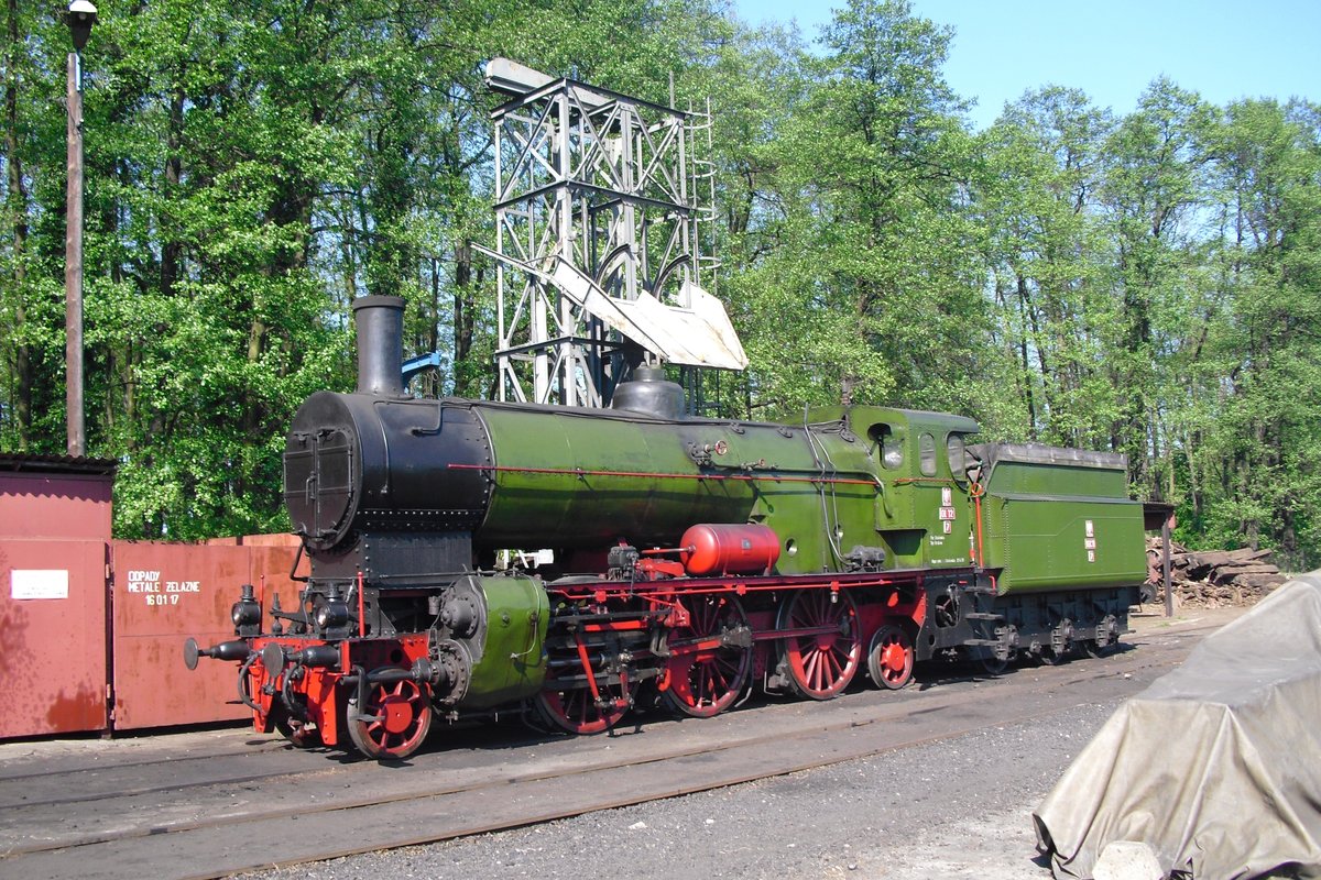On 1 May 2011, Ol 12-7 bunkers new coal at Wolsztyn.